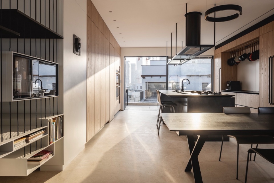 RR 4 Stories Apartment by Architect Raz Melamed