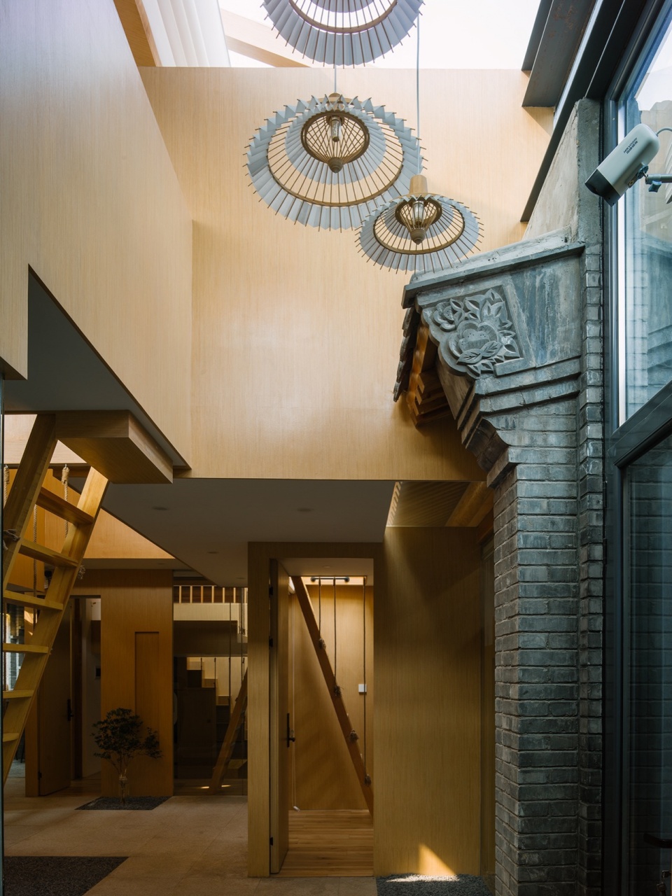 Tiled roof courtyard by Beijing Jimei Survey and Design Co Ltd