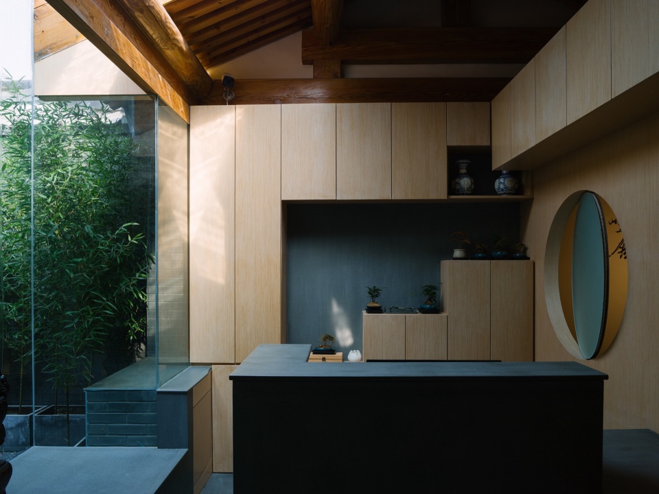 Tiled roof courtyard by Beijing Jimei Survey and Design Co Ltd