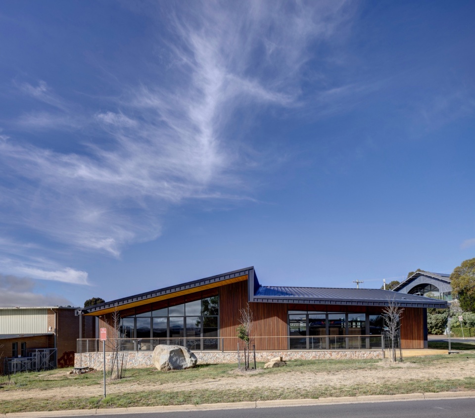 jindabyne library and community centre by fjcstudio