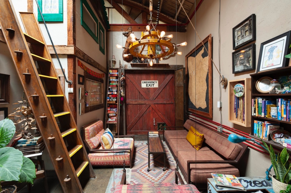 Los Angeles Arts District Warehouse by Psama Design njo