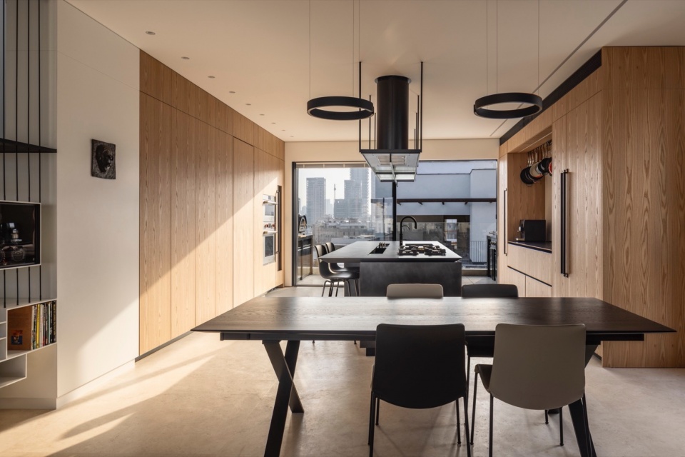 RR 4 Stories Apartment by Architect Raz Melamed