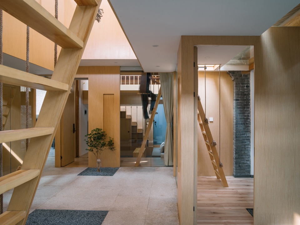 Tiled roof courtyard by Beijing Jimei Survey and Design Co Ltd