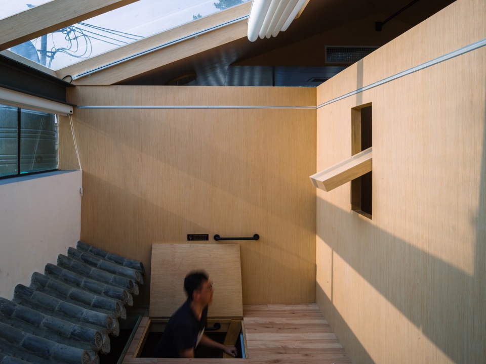 Tiled roof courtyard by Beijing Jimei Survey and Design Co Ltd