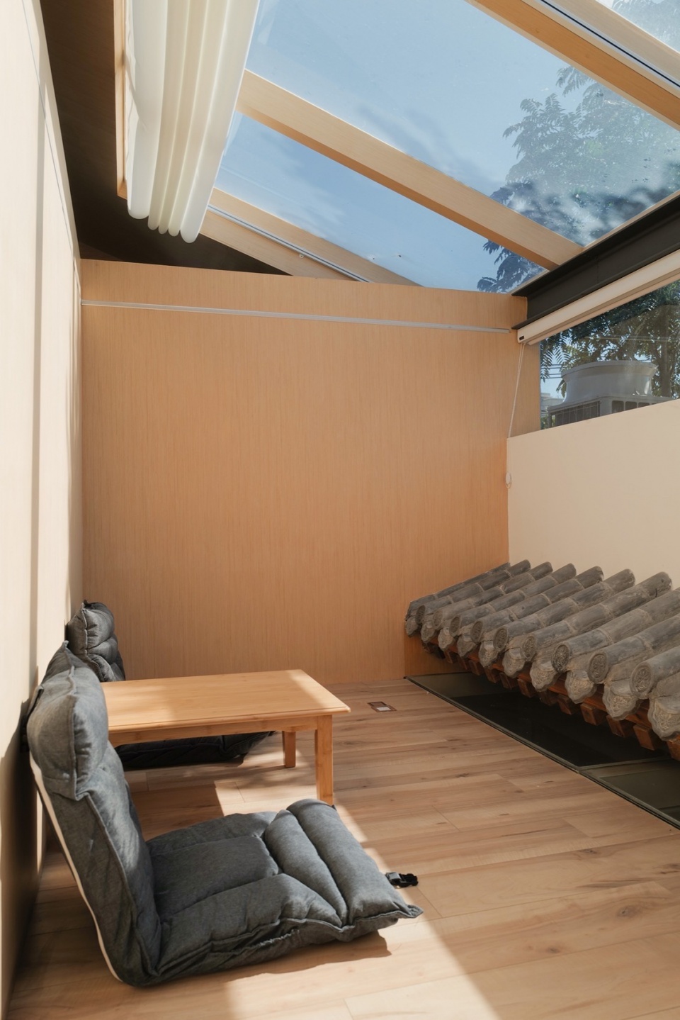 Tiled roof courtyard by Beijing Jimei Survey and Design Co Ltd