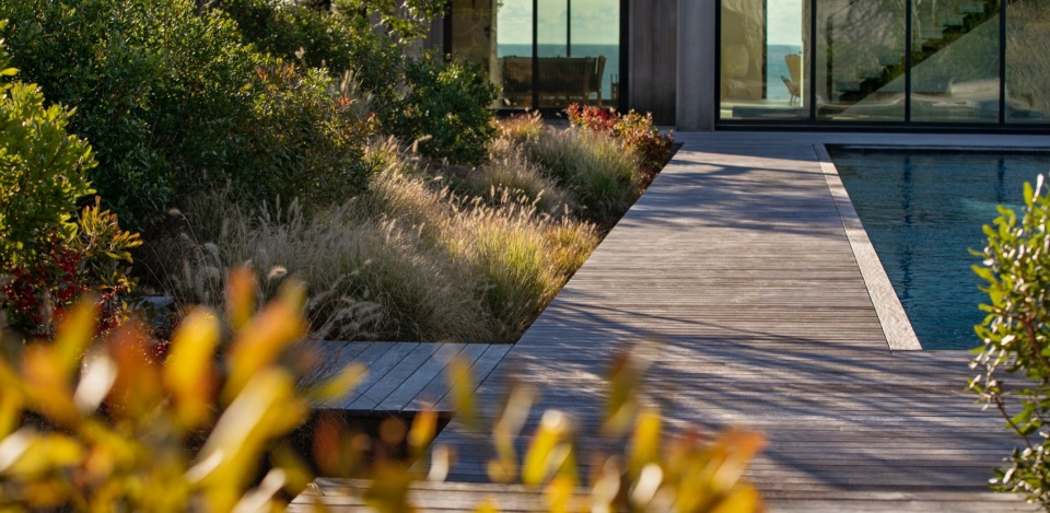 2024 ASLA RESIDENTIAL DESIGN AWARD OF HONOR House on the Bluff by LaGuardia Design Group