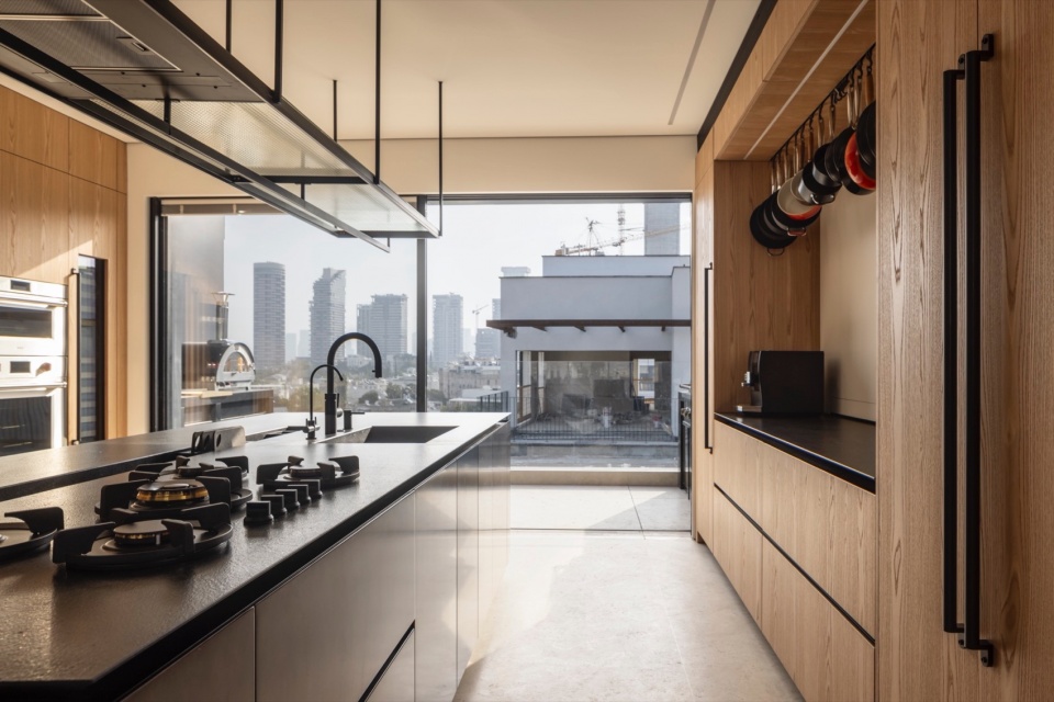 RR 4 Stories Apartment by Architect Raz Melamed