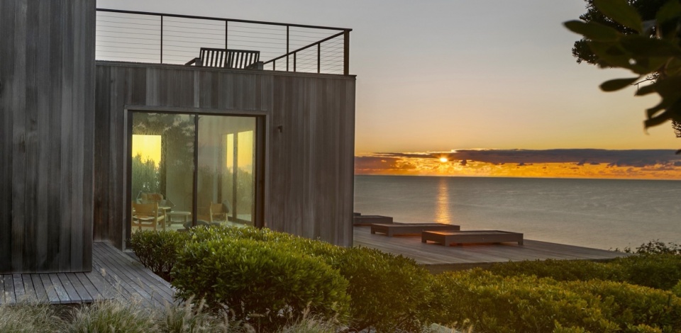 2024 ASLA RESIDENTIAL DESIGN AWARD OF HONOR House on the Bluff by LaGuardia Design Group