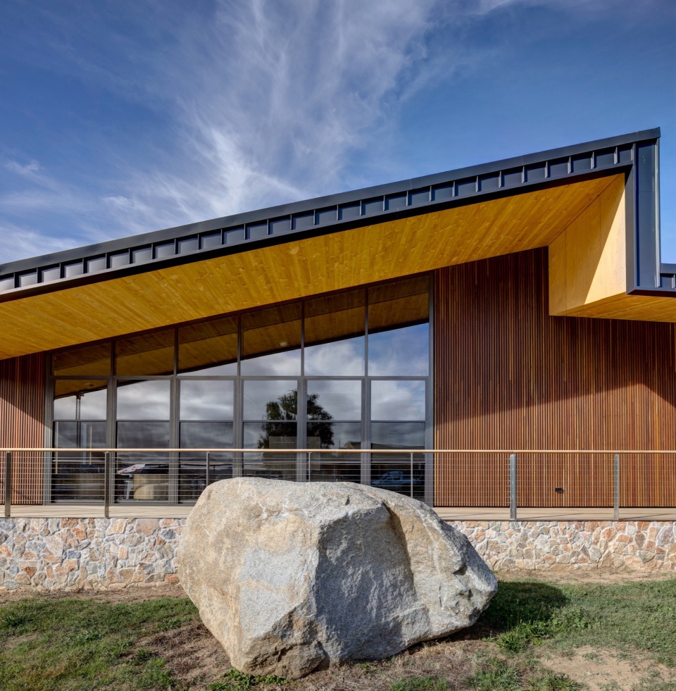 jindabyne library and community centre by fjcstudio