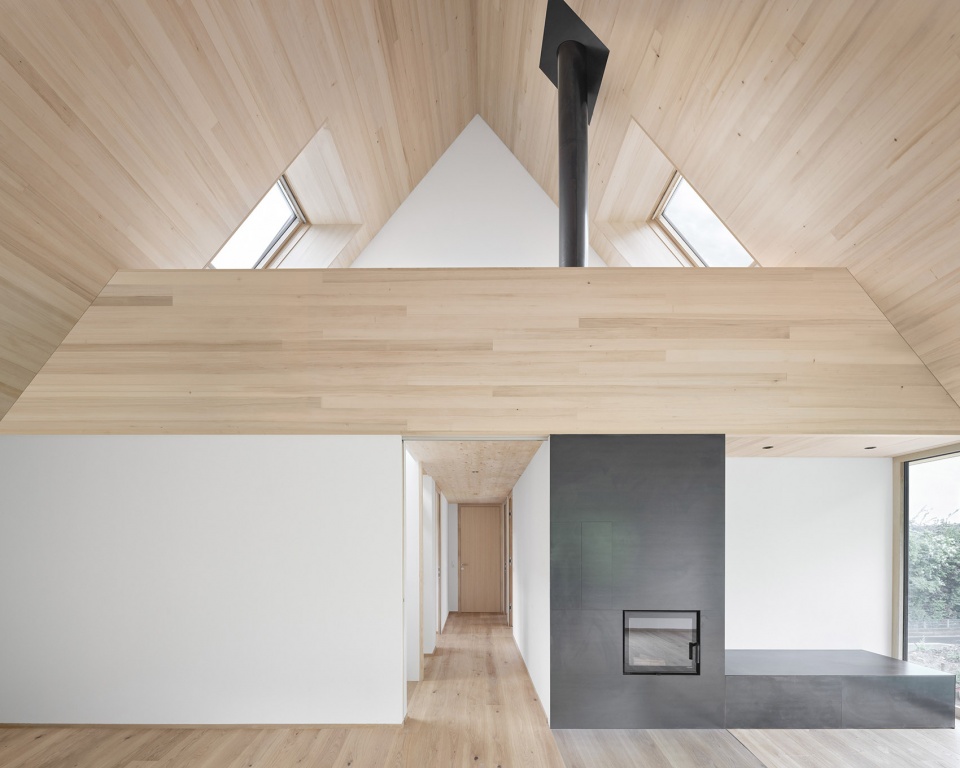 living in the former barn by mwarchitekten