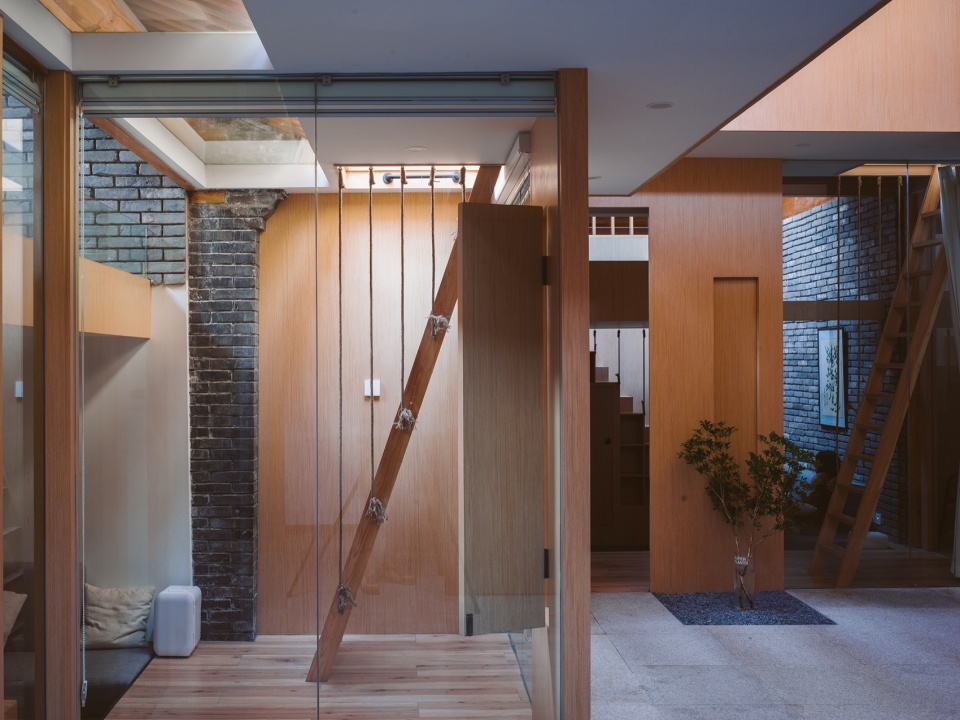 Tiled roof courtyard by Beijing Jimei Survey and Design Co Ltd