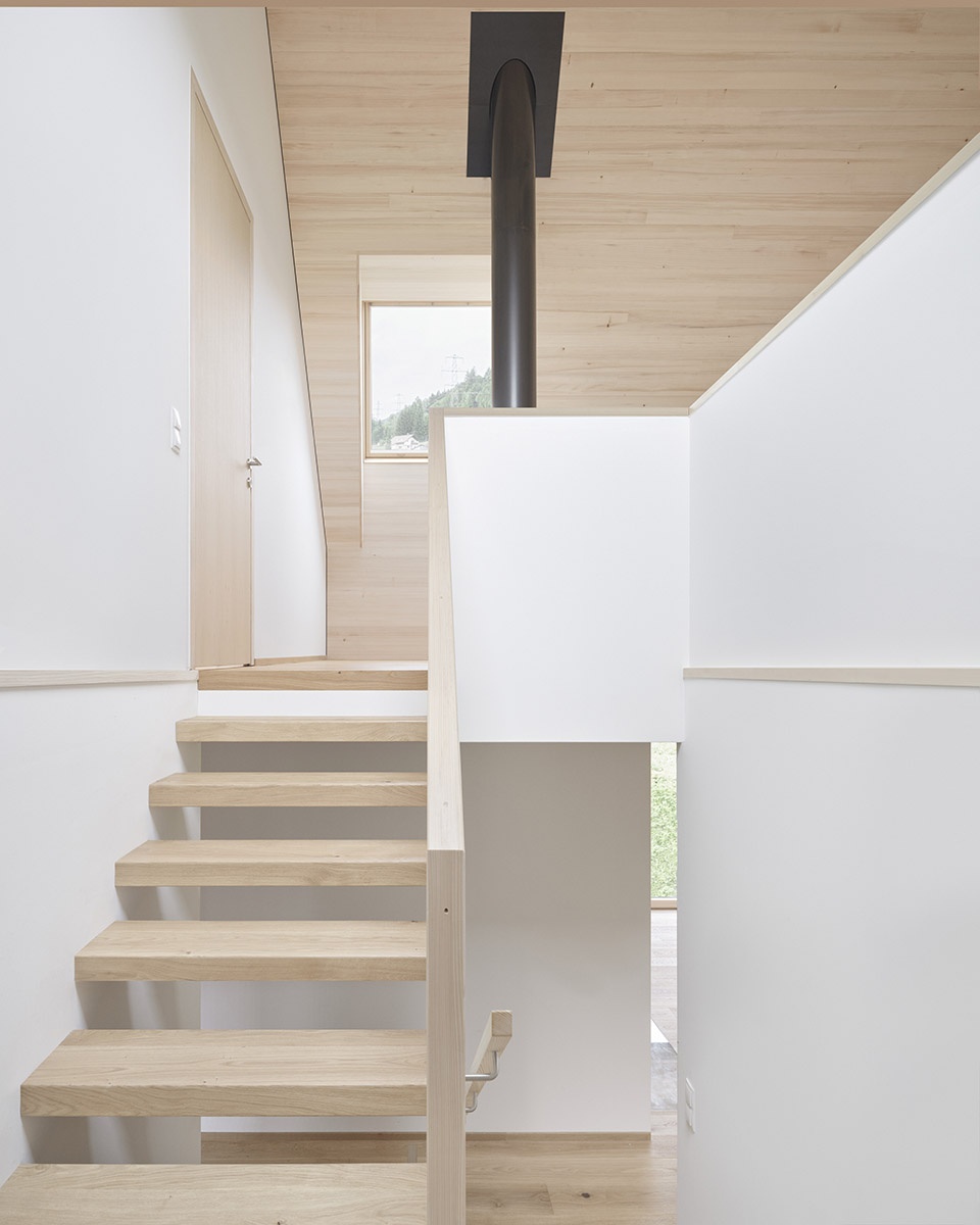 living in the former barn by mwarchitekten