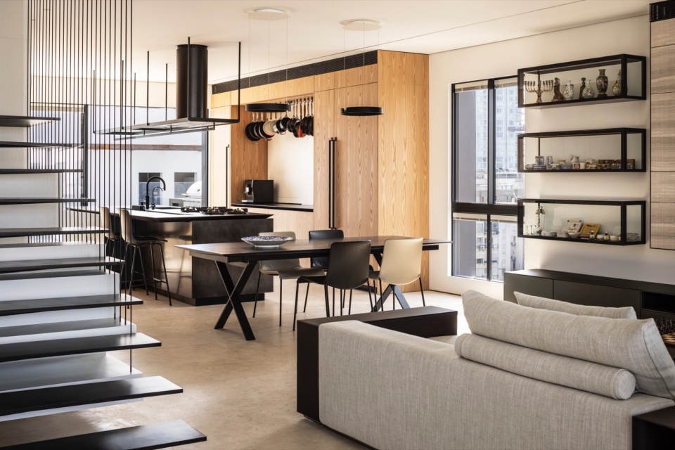 RR 4 Stories Apartment by Architect Raz Melamed