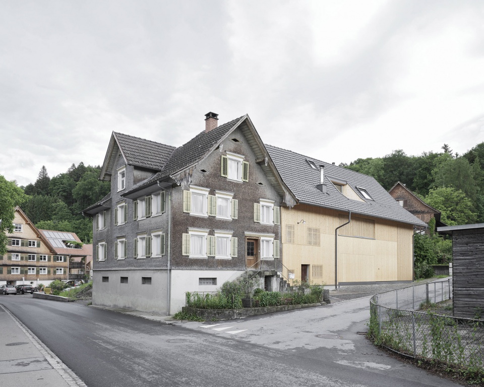 living in the former barn by mwarchitekten