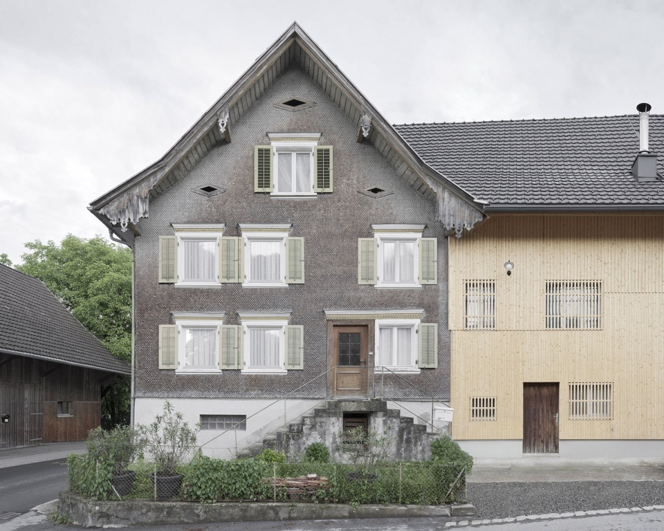 living in the former barn by mwarchitekten