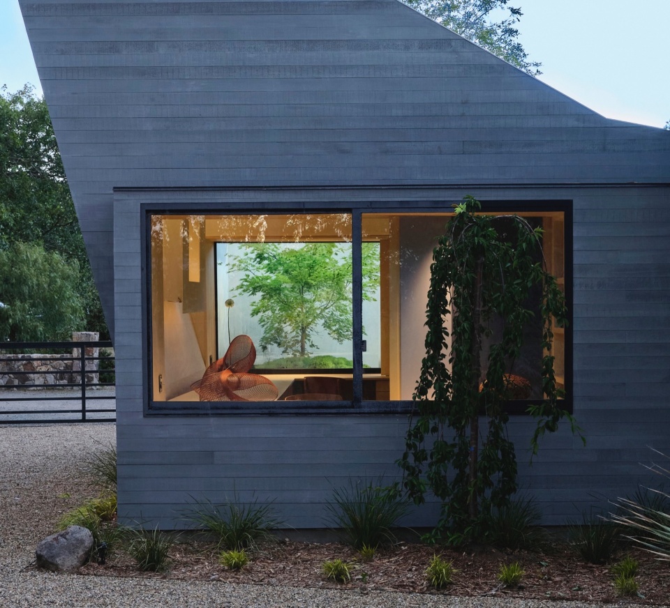 A Mourning Dovecote by Schwartz and Architecture