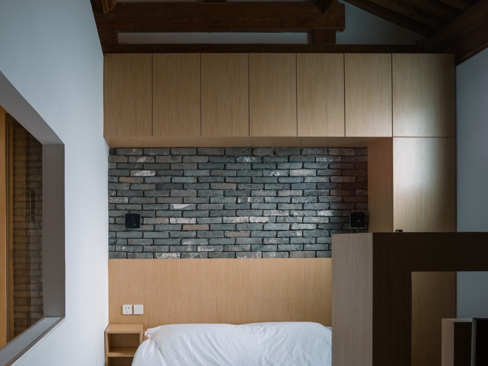 Tiled roof courtyard by Beijing Jimei Survey and Design Co Ltd