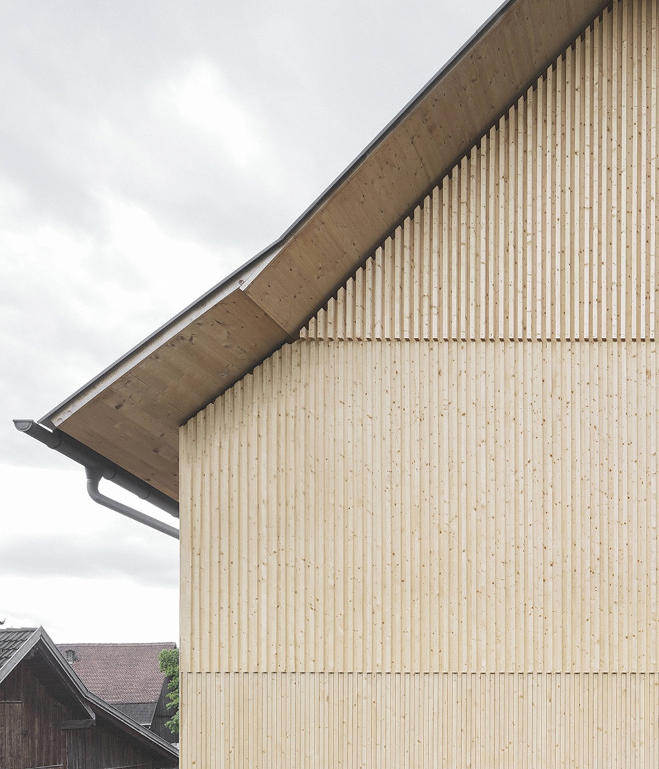living in the former barn by mwarchitekten