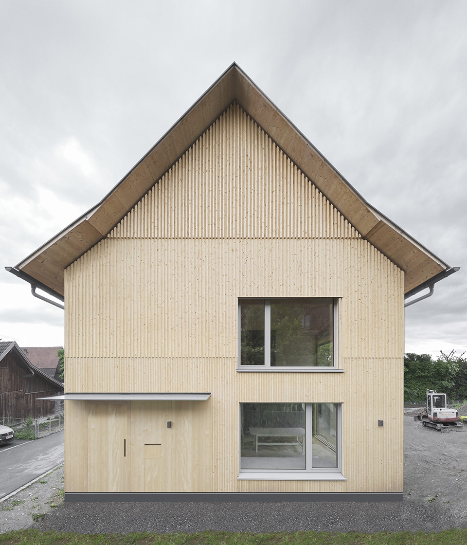living in the former barn by mwarchitekten