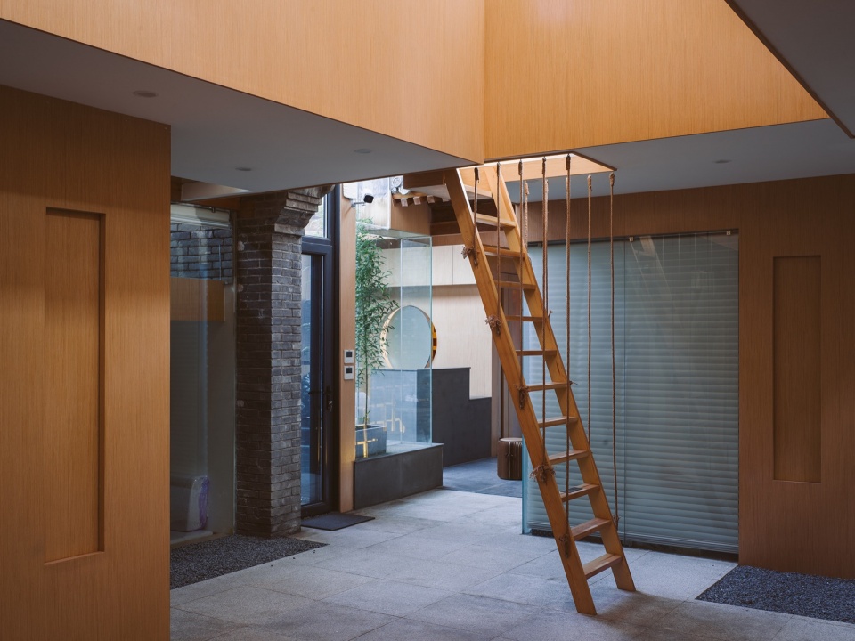 Tiled roof courtyard by Beijing Jimei Survey and Design Co Ltd