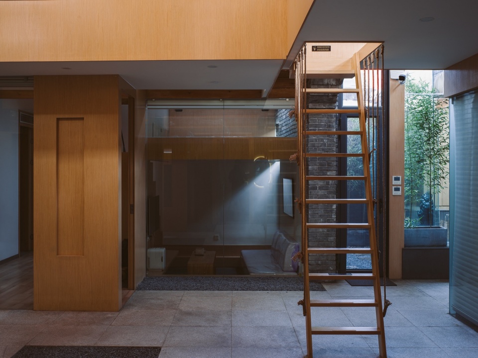 Tiled roof courtyard by Beijing Jimei Survey and Design Co Ltd