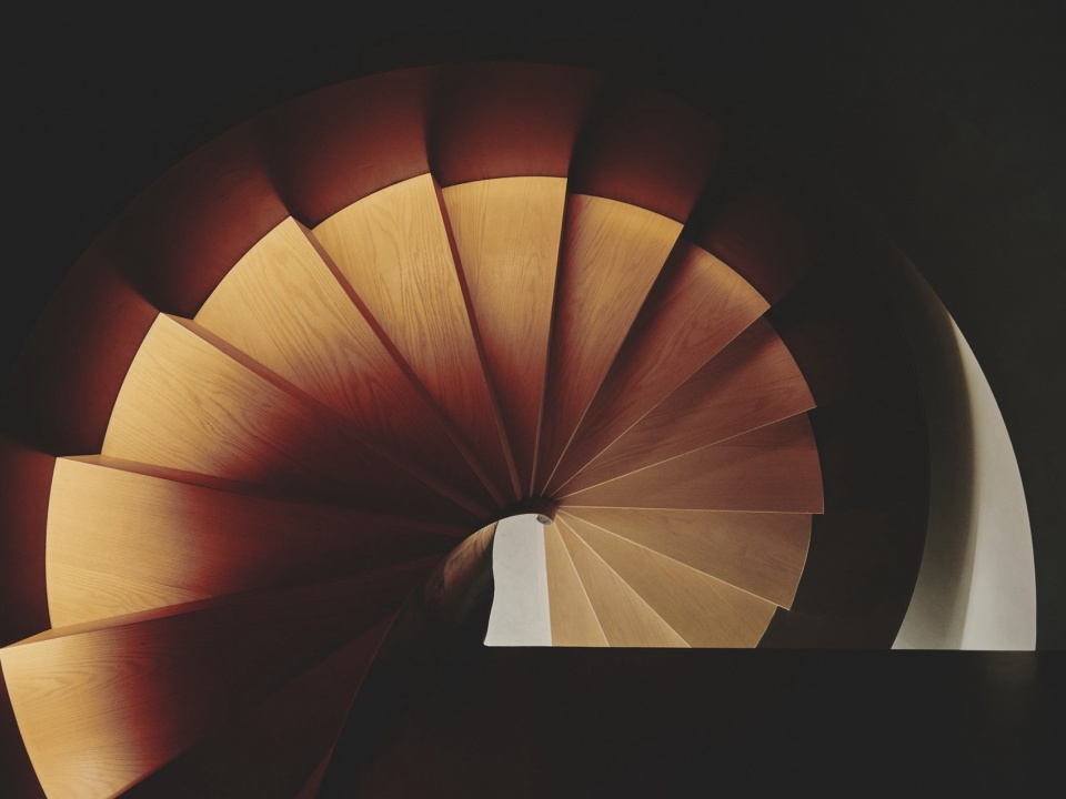 curved attic by destudio