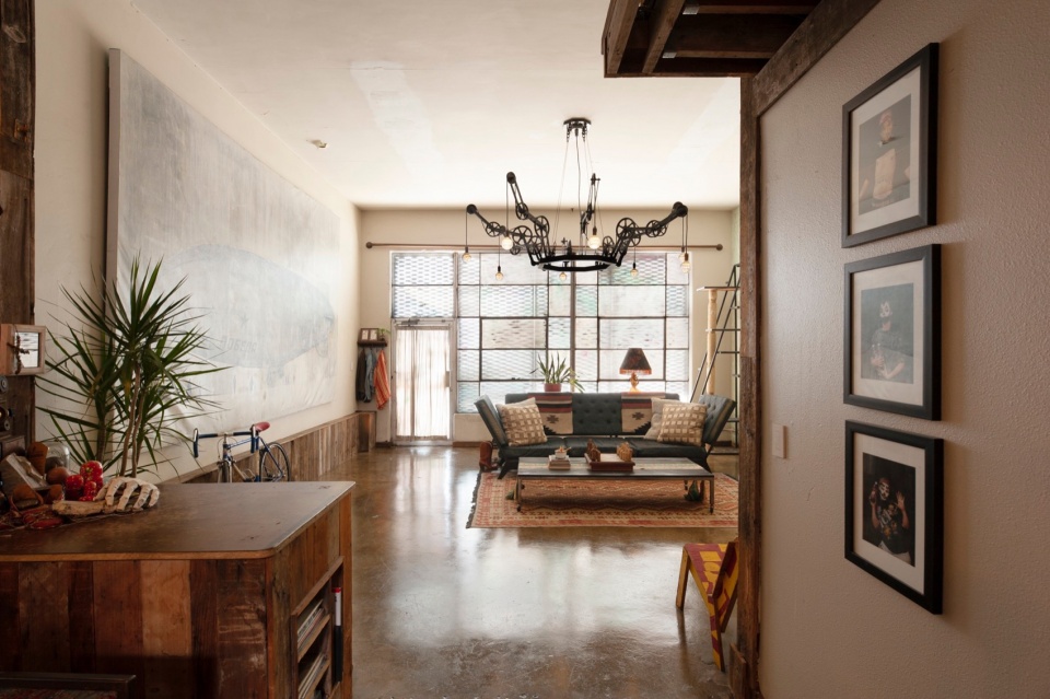 Los Angeles Arts District Warehouse by Psama Design