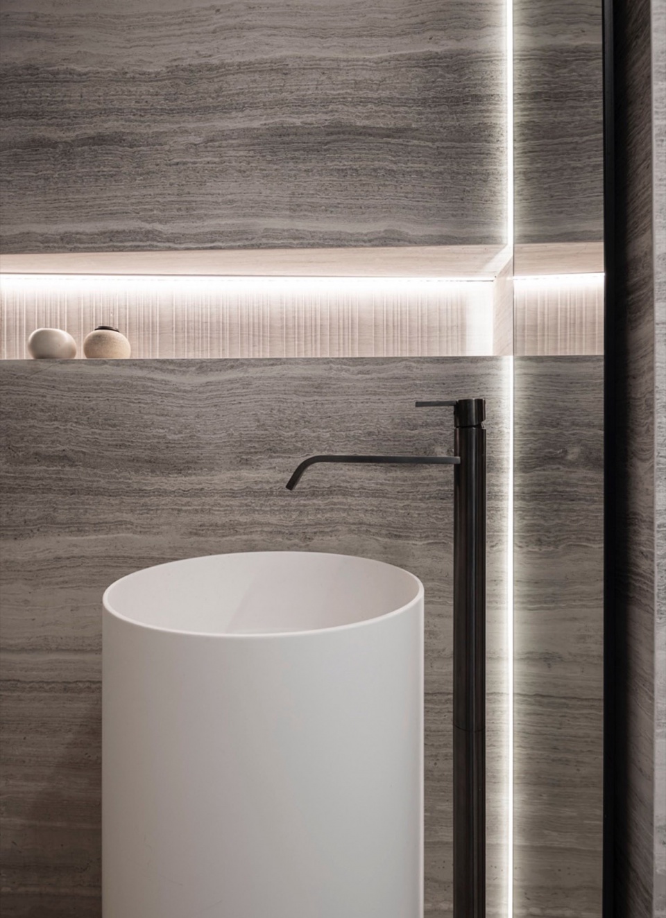 RR 4 Stories Apartment by Architect Raz Melamed ume