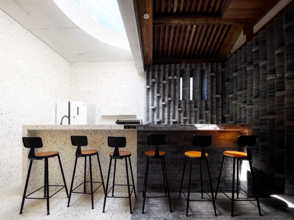 Tiled roof courtyard by Beijing Jimei Survey and Design Co Ltd