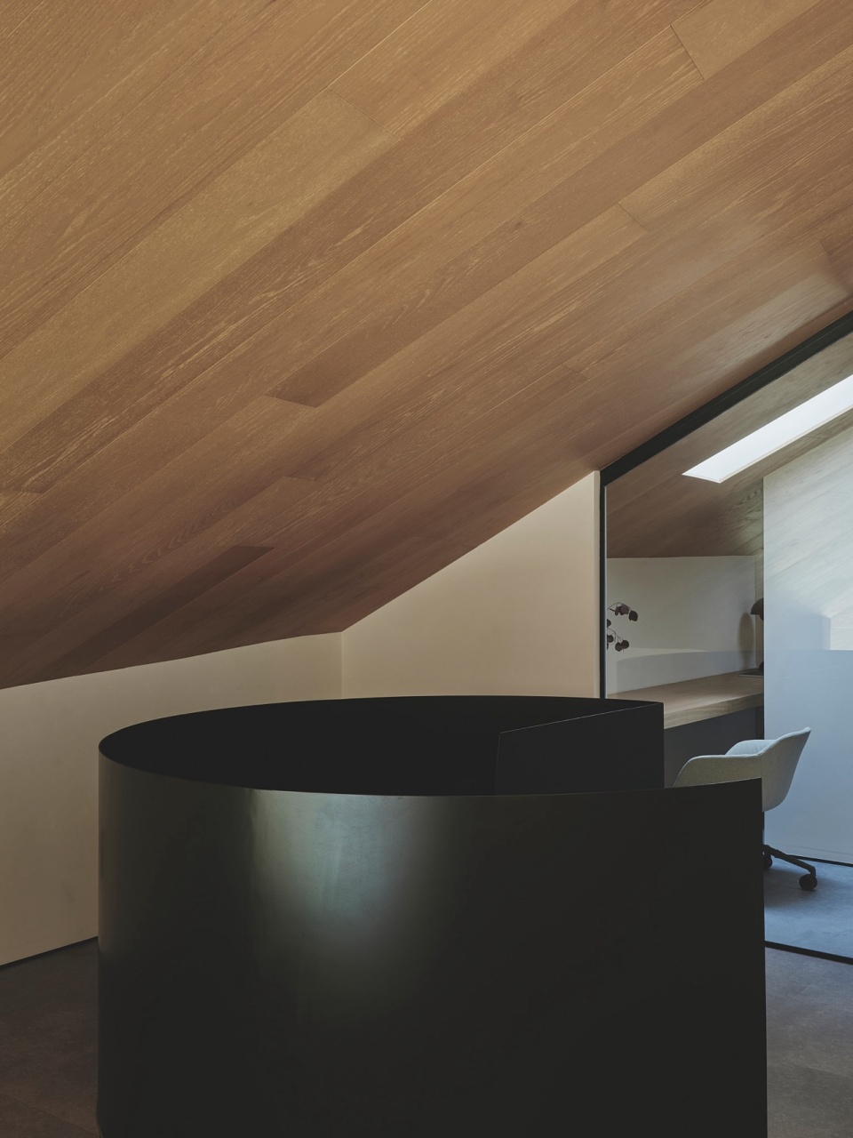curved attic by destudio