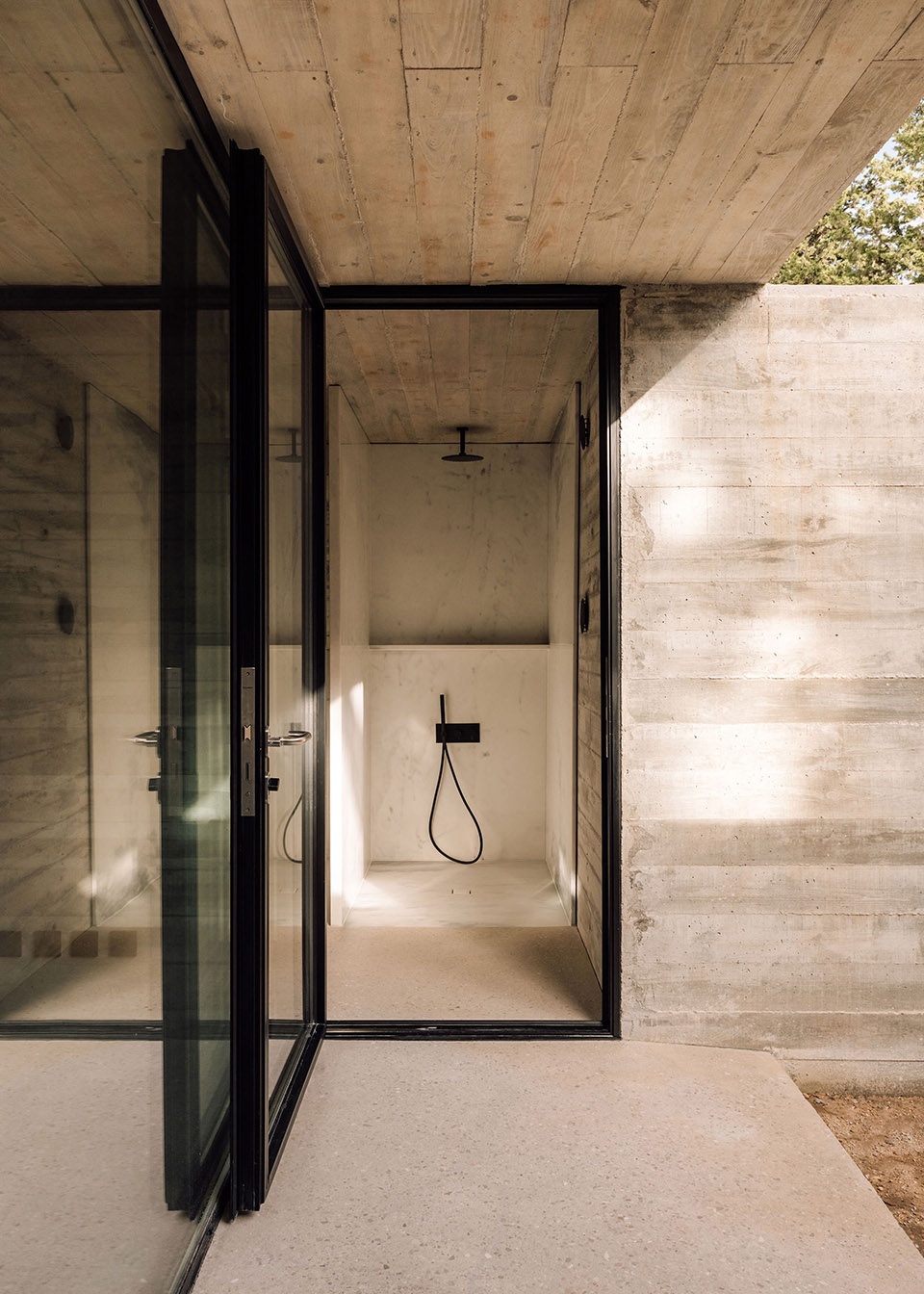 frame house by pedro domingos arquitectos