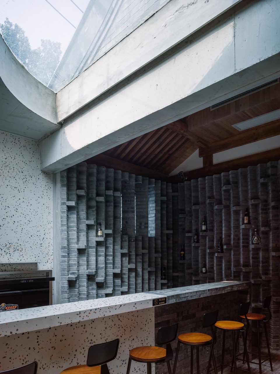 Tiled roof courtyard by Beijing Jimei Survey and Design Co Ltd