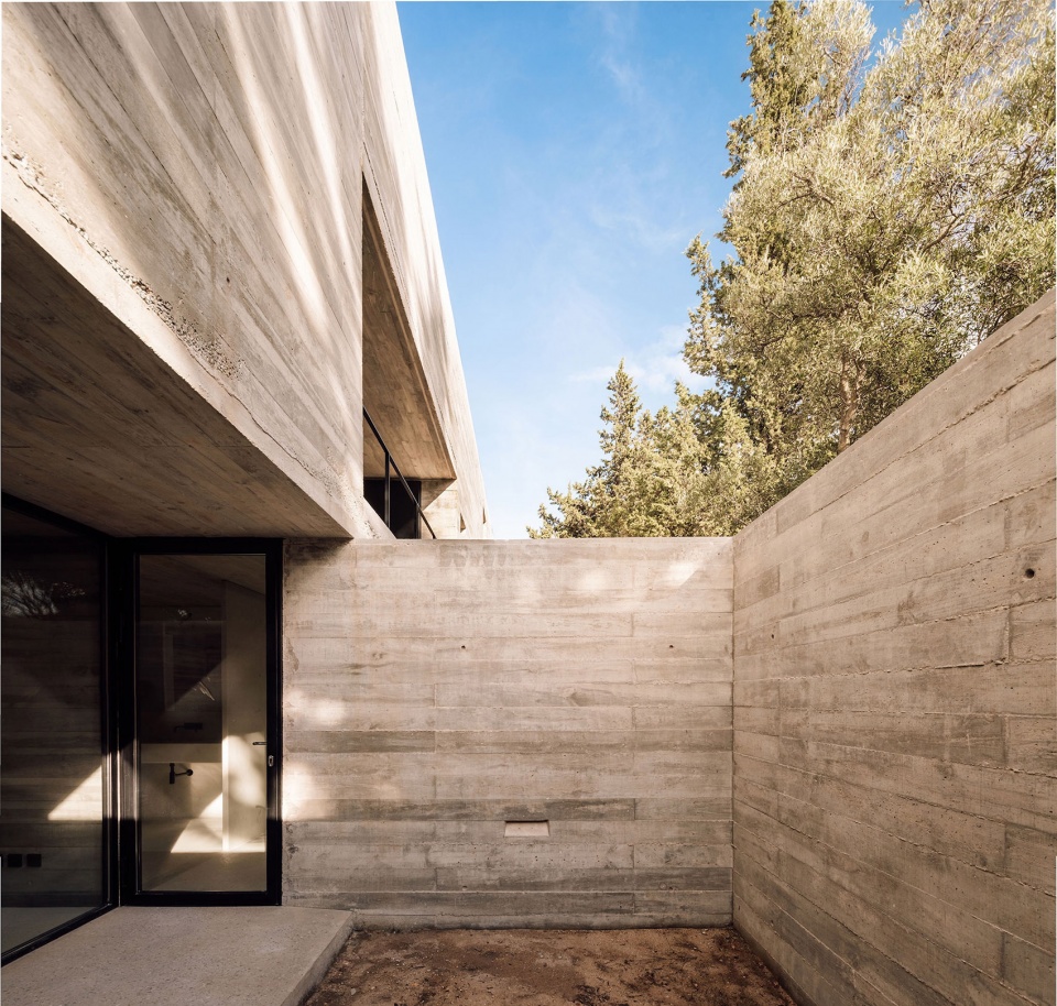frame house by pedro domingos arquitectos