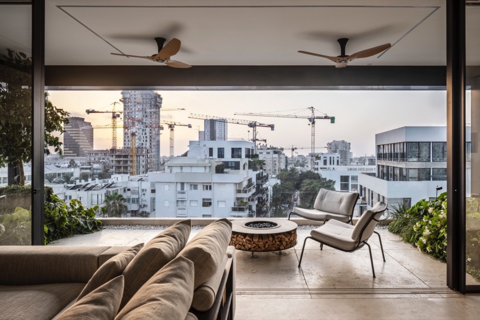 RR 4 Stories Apartment by Architect Raz Melamed