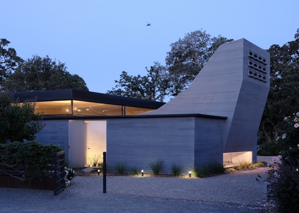 A Mourning Dovecote by Schwartz and Architecture