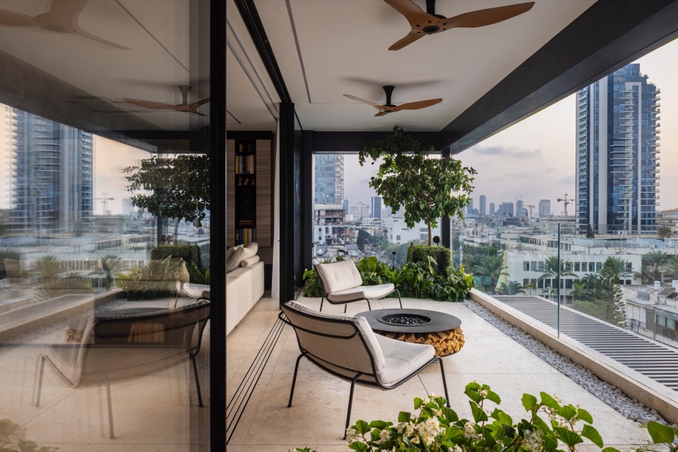 RR 4 Stories Apartment by Architect Raz Melamed