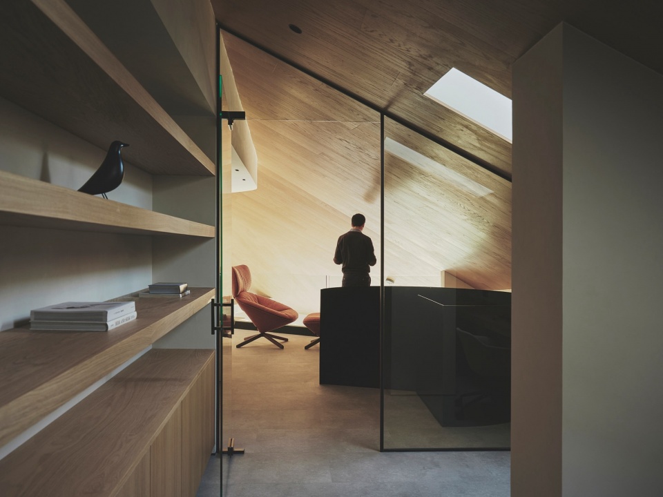 curved attic by destudio