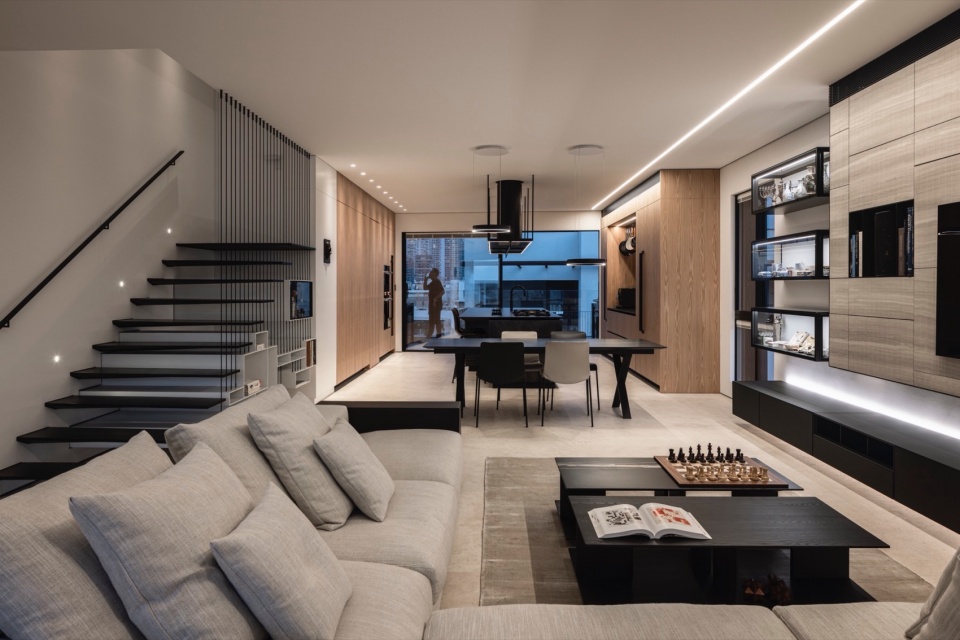 RR 4 Stories Apartment by Architect Raz Melamed