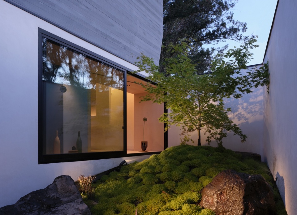 A Mourning Dovecote by Schwartz and Architecture