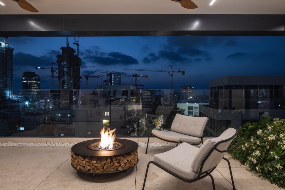 RR 4 Stories Apartment by Architect Raz Melamed