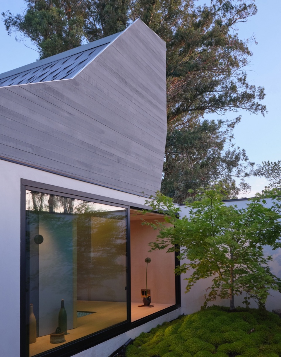 A Mourning Dovecote by Schwartz and Architecture