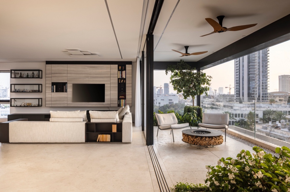 RR 4 Stories Apartment by Architect Raz Melamed