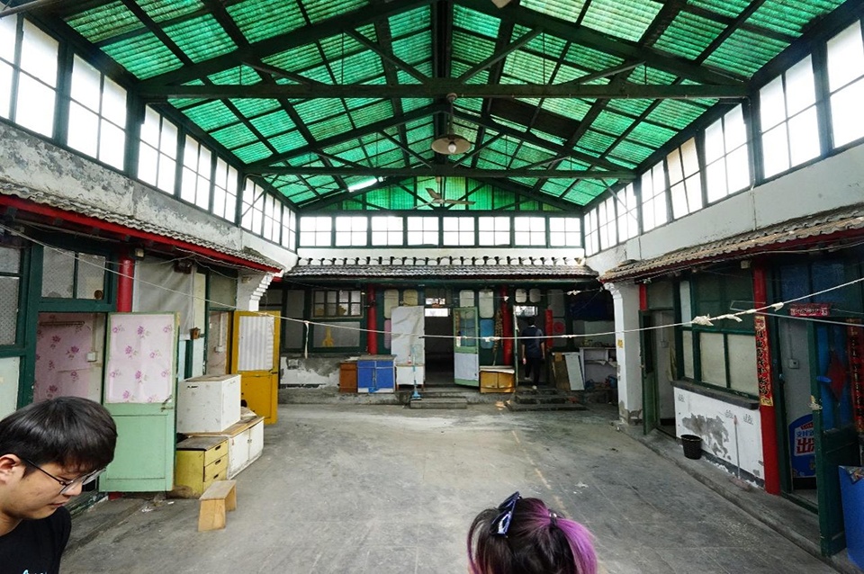 Tiled roof courtyard by Beijing Jimei Survey and Design Co Ltd