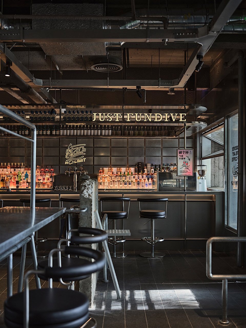 no limit cafe bar by balance space design