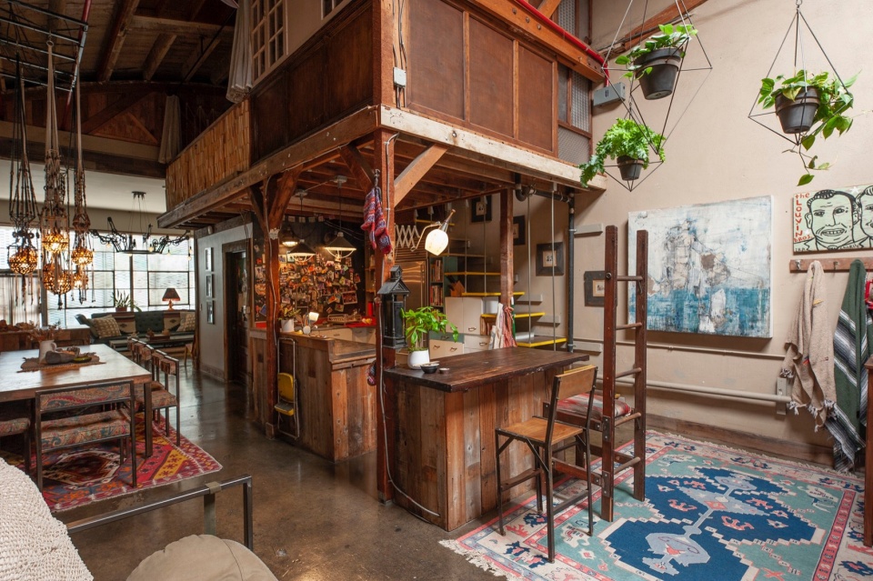 Los Angeles Arts District Warehouse by Psama Design