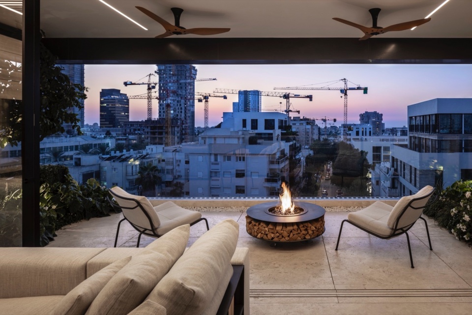RR 4 Stories Apartment by Architect Raz Melamed