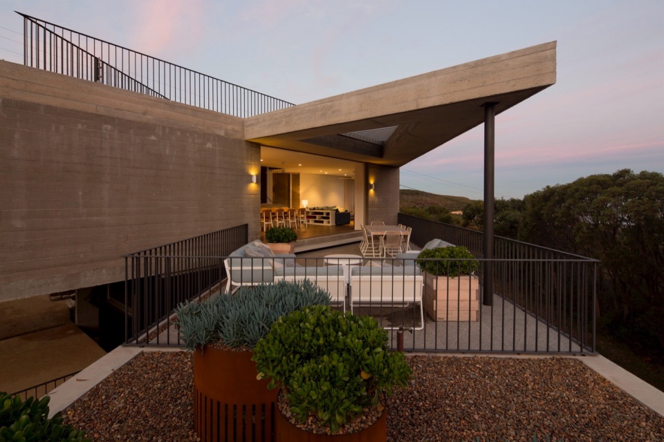house acute by mck architecture interiors