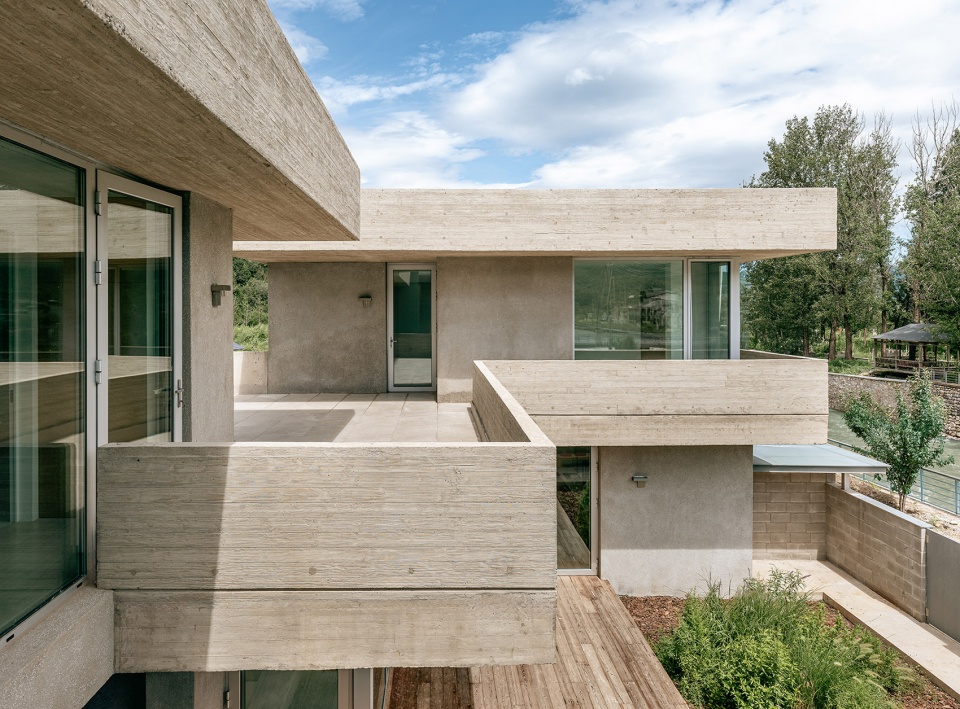riverside house by xian architects