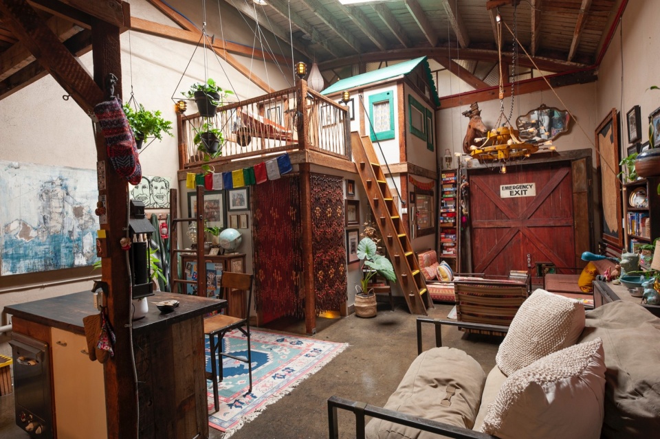 Los Angeles Arts District Warehouse by Psama Design