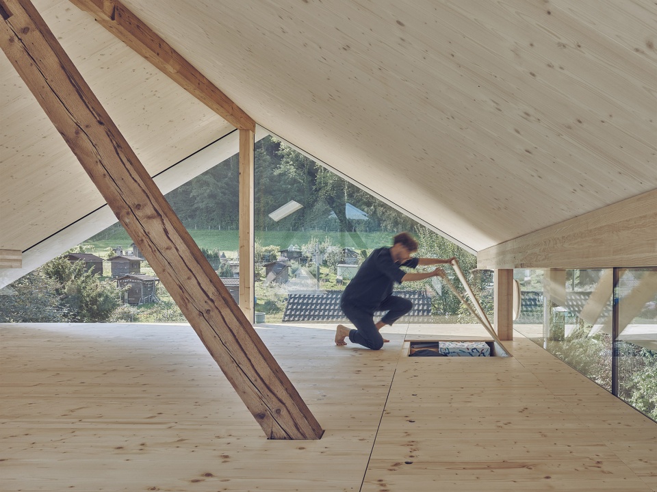 house with a flying roof by lorenz bachmann architect